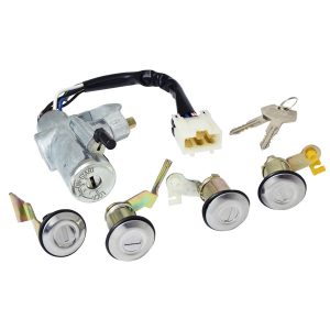 SET DE CILINDROS NS TSURU II 88-91  CON LLAVE PUERTA/ENCENDIDO/CAJUELA/GASOLINA CON CANDADO BRAZO CORTO METAL CROMO 12VCC TIPO ORIGINAL